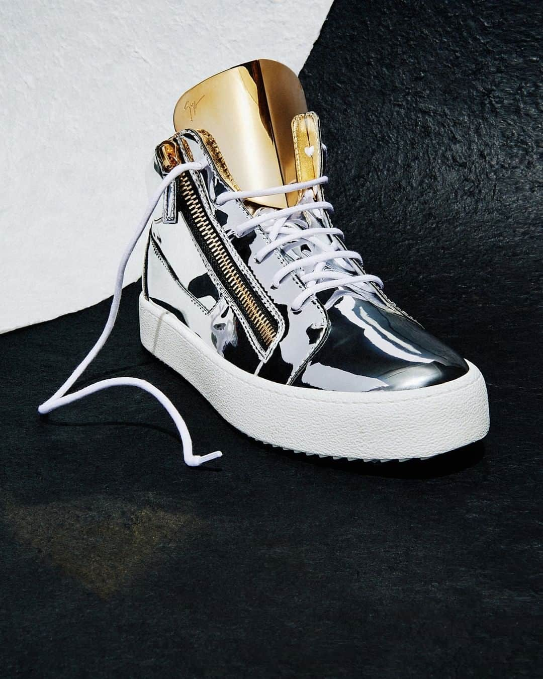 Giuseppe Zanotti Designさんのインスタグラム写真 - (Giuseppe Zanotti DesignInstagram)「Silver and Gold. Say hi to the KRISS STEEL—a sleek silver leather mid-top with a golden metal placket. #GiuseppeZanotti #gzfw20」7月20日 1時00分 - giuseppezanotti