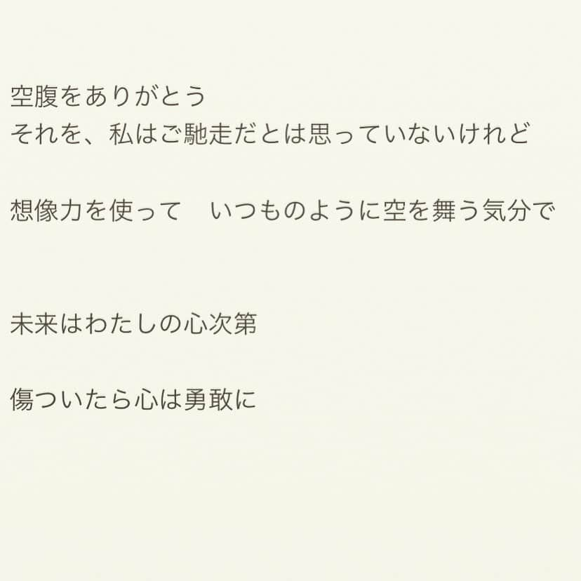 CHARAさんのインスタグラム写真 - (CHARAInstagram)「一人ぼっちの女の子シリーズ  言葉は、やさしいはず  人の事を傷つけるものではない  言葉は、人間にとってやさしいはず  人が支え合って生きていくのに  必要な事であって欲しいな  そうチャラママは、みんなのお母さんじゃないけれど  世界が1人のお母さんから生まれたわけではないけれど  願いは、日々 私たちが使う　会話や 発信するものに責任をもって  出したら引っ込まないからと常に思うんだよね  おやすみ世界」7月20日 1時16分 - chara_official_