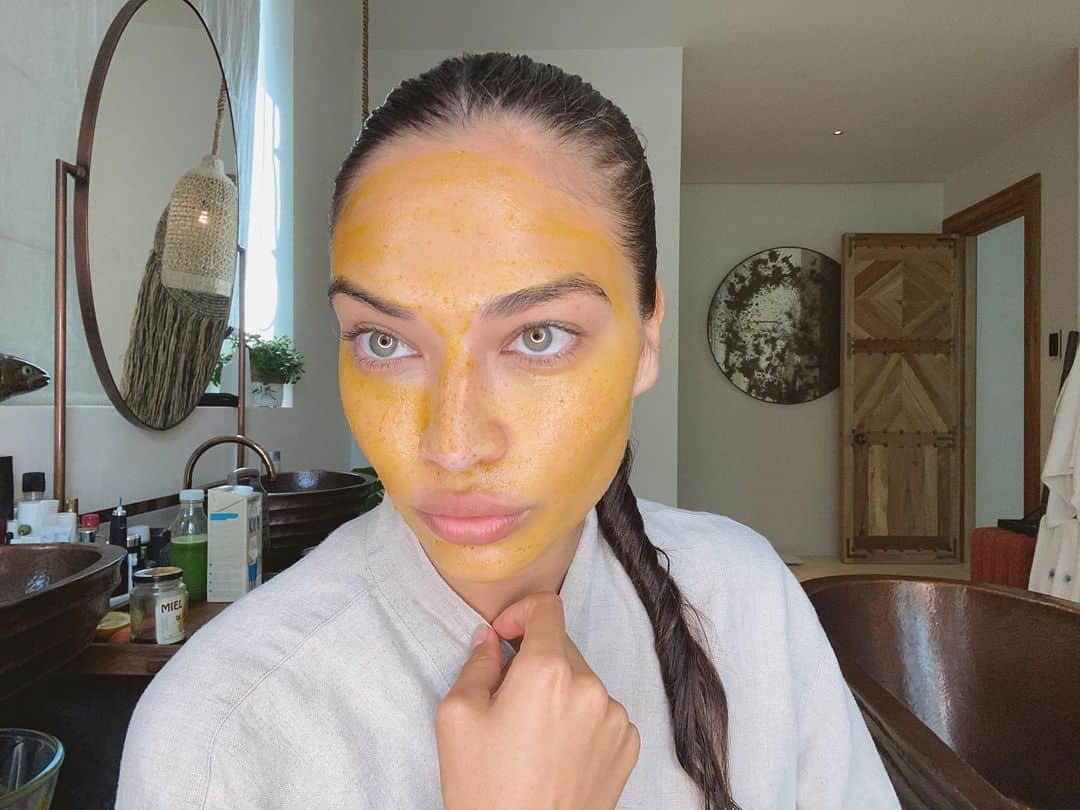 シャニーナ・シャイクのインスタグラム：「I’ve done some research and tried more AMAZING at home beauty masks! You have to try the under eye mask in my new WHEALTHY episode . I love being creative.... most importantly these ingredients are natural and create the best results! No need to break the bank purchasing beauty masks. My next episode of WHEALTHY.... on IGTV now 🧖🏽‍♀️」