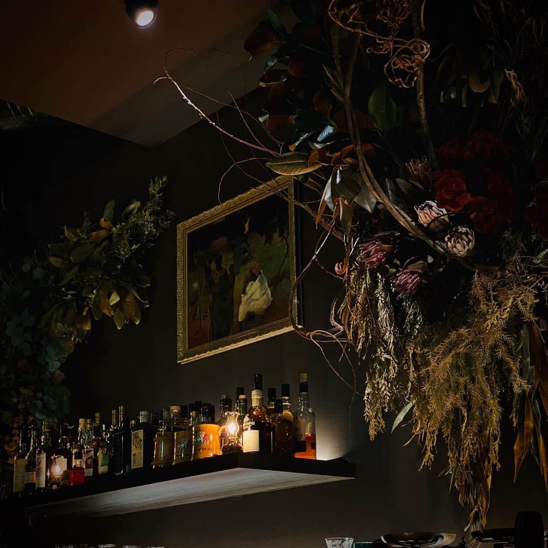 林信行さんのインスタグラム写真 - (林信行Instagram)「#MementoMori yet another must-visit bar in Tokyo! 東京にまたひとつ、ステキなbarが誕生しました。 話題のスポット、虎ノ門ヒルズビジネスタワーにできた「memento mori」。 カカオのボタニカル（カクテル）をコンセプトの中心に据えたmixologyグループの７店舗目。 カカオベースのカクテルは、六本木のmixology experienceでも、たまに飲んでいたが、この店ではそれがコースで楽しめる。チョコレートペアリングコースもある。さらにお酒が苦手な人、「今日は飲めない」人にはmocktailのコースもある。  店内はそこかしこにカカオの実。 メニューの冒頭にもエピローグとして、人類とカカオの歴史が描かれている （字は読まなかったー汗。こういうお店に深みを与えてくれるディテールって大事だと思う！そういう意味では聞かなかったけどMemento Mori、つまり「己がいずれは死ぬ存在だということを忘れるな」というラテン語の店名も意味深だ）。  イロハとラベルづけされたガラス小瓶にもさまざまなカカオのエキスが入っているという。 なんだか見ているだけで楽しそうな気持ちになってくる。  残念ながら今日は22時までに帰らないといけなくて（22時半になってしまったがギリギリ用事は間に合った）、カクテル２杯だけ。 １杯目は、私が小学１～２年を過ごしたエクアドル産のカカオとトニックのカクテル。これがカカオのカクテル？という透明感のあるカクテルだけれど、上にカカオのパウダー？（破片）がのっていてしっかりと香りがする。予想外のカカオカクテルで先制パンチをくらった感じ。楽しく、涼しく、すっきり美味しかった。 ２杯目はその名もBrazilian Negroni。強いのが好きかと聞かれて出された２択の１つ。こちらも、次回必ず頼む１杯。 というか、次回はしっかりコースで頼みたい。 実は前回、虎ノ門横丁に行った時にも寄ろうと思ったのだけれど、混んでいたので諦めた。今回も飲んでいたら混み始めた。午後２時からやっているそうなので、次は普通の人がまだ働いている時間帯を狙って来ようかと思う。  ただ、１度しか会ったことがなかったのに、よく話ではでてくる南雲さんが日曜だというのにお店にいてカクテルをつくってくれていた。会うのはすごく久しぶりでお互い顔を覚えていなかったけれど、私の名刺を出したら覚えていてくれて感激。 また遠からず行かないと…  最初、きっかけづくりにところどころ諏訪さんの名前を出させてもらいました（諏訪さんありがとう！）」7月20日 1時10分 - nobihaya