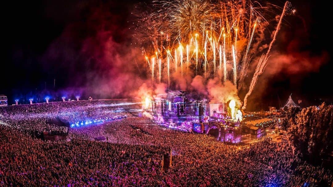 Dimitri Vegas & Like Mikeさんのインスタグラム写真 - (Dimitri Vegas & Like MikeInstagram)「Today would mark the closing of the first @tomorrowland weekend💔 That's why we're dropping the first track of our Summer Of Madness EP as a free download: Dimitri Vegas & Like Mike vs @bassjackers - Happy Together (@toneshifterz Remix) on summerofmadness.com」7月20日 1時12分 - dimitrivegasandlikemike