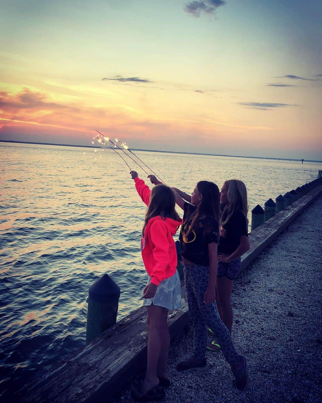 ジョン・ブラザートンさんのインスタグラム写真 - (ジョン・ブラザートンInstagram)「Very grateful for some sea, sun and sand...  and s’mores  🙏🙏🙏 Sending vibes from #LBI  ✌️😎❤️」7月20日 1時13分 - johnbrotherton