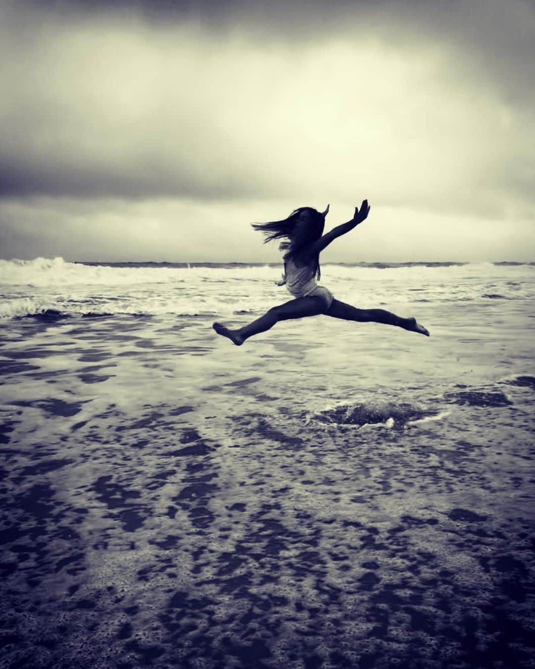 ジョン・ブラザートンさんのインスタグラム写真 - (ジョン・ブラザートンInstagram)「Very grateful for some sea, sun and sand...  and s’mores  🙏🙏🙏 Sending vibes from #LBI  ✌️😎❤️」7月20日 1時13分 - johnbrotherton