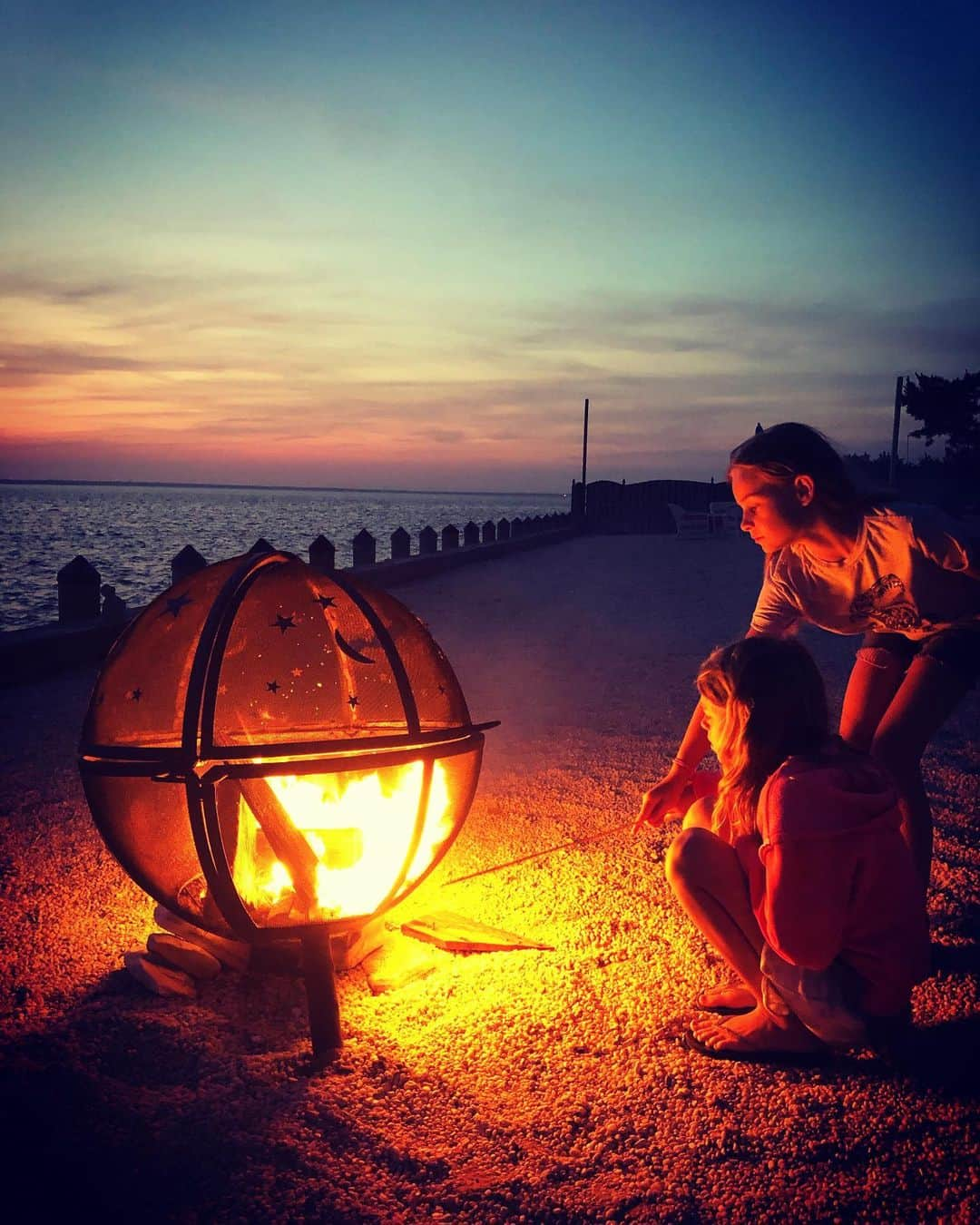 ジョン・ブラザートンさんのインスタグラム写真 - (ジョン・ブラザートンInstagram)「Very grateful for some sea, sun and sand...  and s’mores  🙏🙏🙏 Sending vibes from #LBI  ✌️😎❤️」7月20日 1時13分 - johnbrotherton