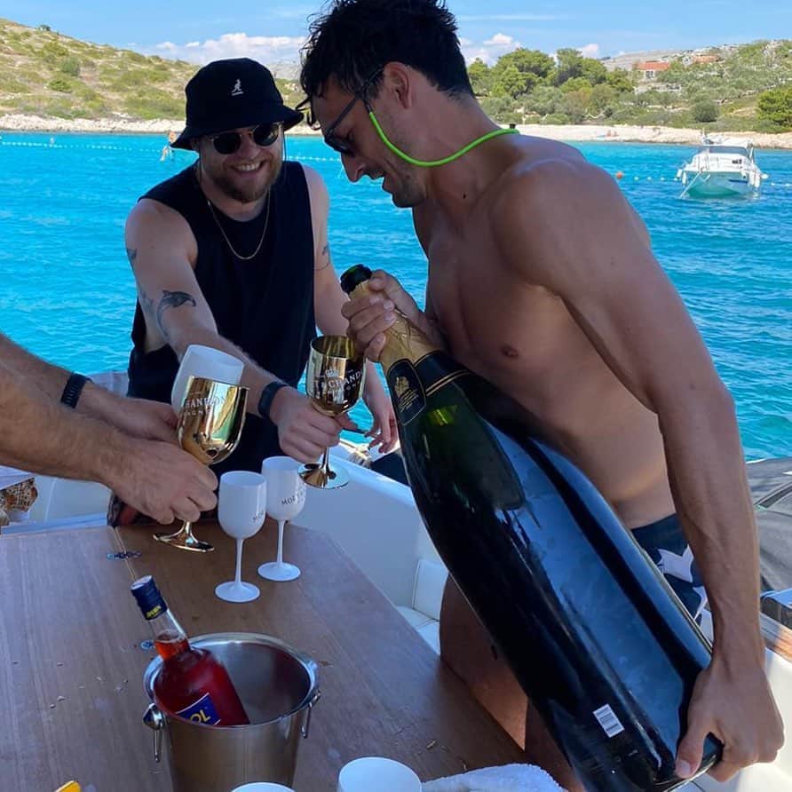 マッツ・フメルスのインスタグラム：「Nachdem die Abstimmung bereits jetzt einem Erdrutschsieg gleicht bei ca 6900 zu 900 kommt hier mein persönlicher Instagram-Abgrund 😂🙈 großes Danke geht raus an Felix L und Thomas S  I feel bad for everyone not knowing the background story but here we go...」
