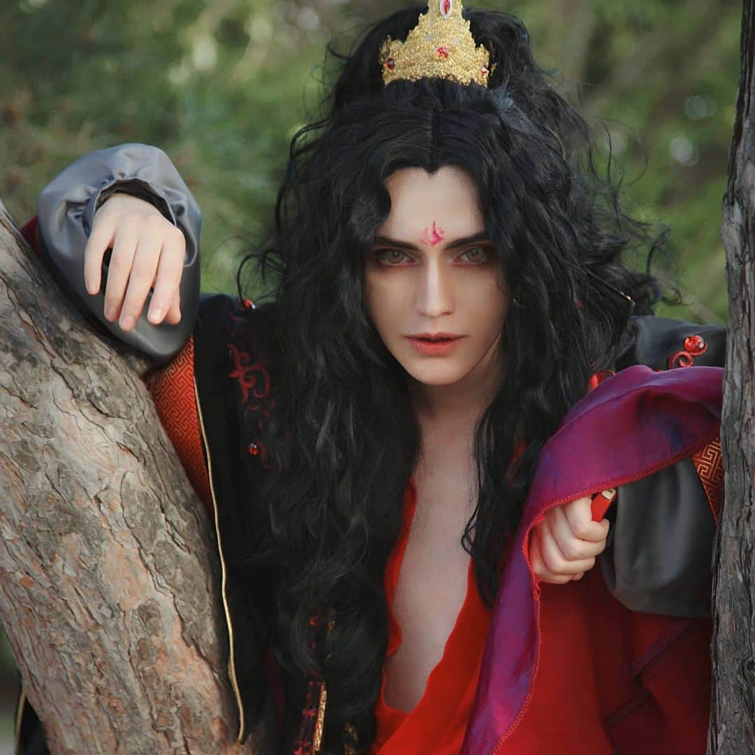 Gesha Petrovichさんのインスタグラム写真 - (Gesha PetrovichInstagram)「Finally totally recovered and ready to work) Actually soon open OnlyFans 😏 🐕Scum villain self saving system 🥒 Shizun by @cain_reliant Me as Luo Binghe Wig by @geshacos」7月20日 1時34分 - petrovichgesha