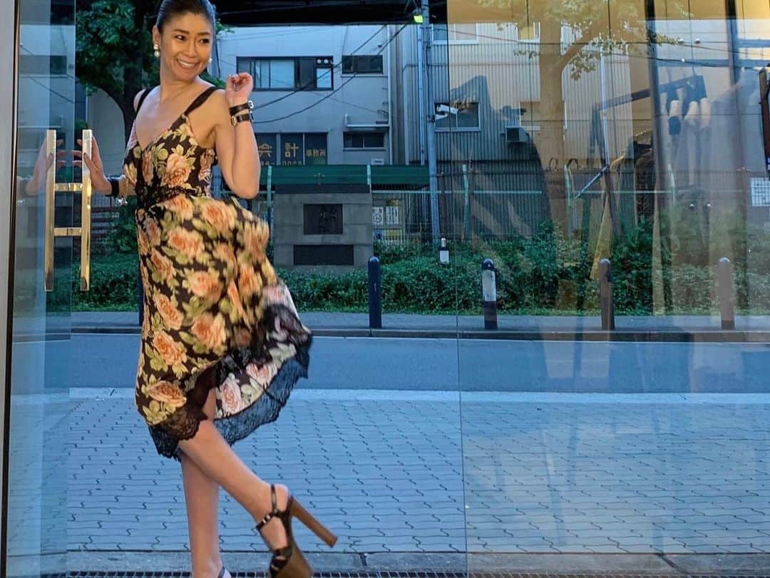 Taki Tanakaさんのインスタグラム写真 - (Taki TanakaInstagram)「ＳＵＮＤＡＹ　ＭＯＯＤ  #ootd #outfitoftheday #outfit  dress #pacorabanne  shoes #ysl  #パコラバンヌ の薔薇のドレス。 買ってからずっと愛用してます。  #良いもの好きなものを長く愛そう   @iza_official #onsalenow  #izastagram」7月20日 1時30分 - tanakataki
