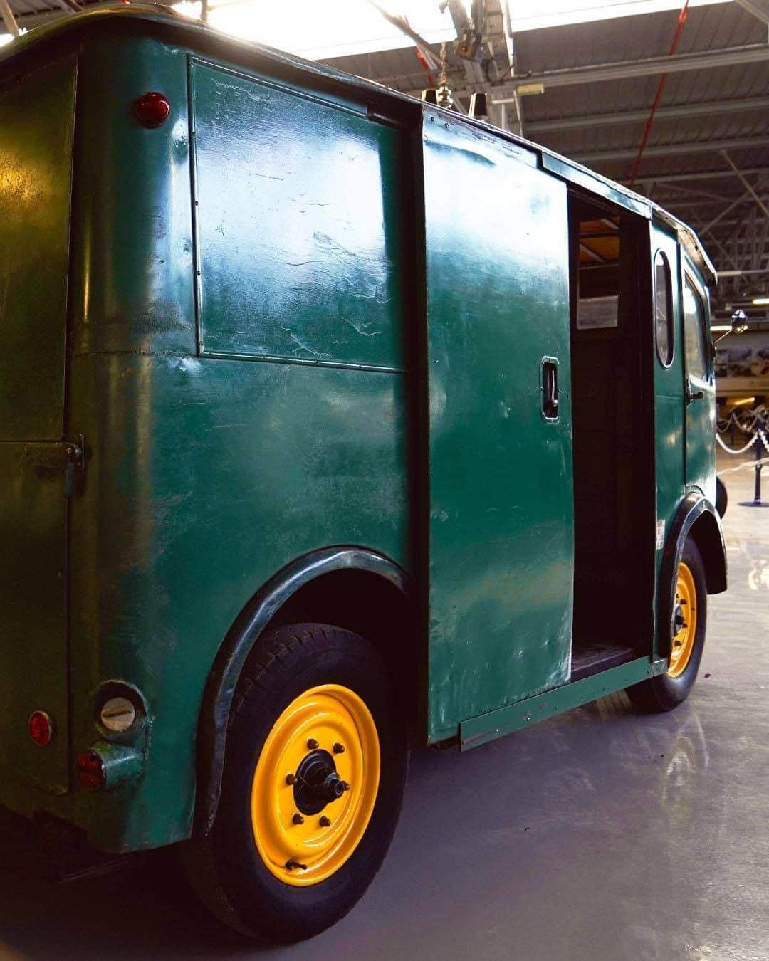 Citroënのインスタグラム：「Citroën TUB, pioneer of the modern van🥇 #Citroen #Classic #Car #Elegance #Design #Vintage #Comfort #Lifestyle #Old #Fashion #Retro #Instacar #Carsofinstagram #Auto」