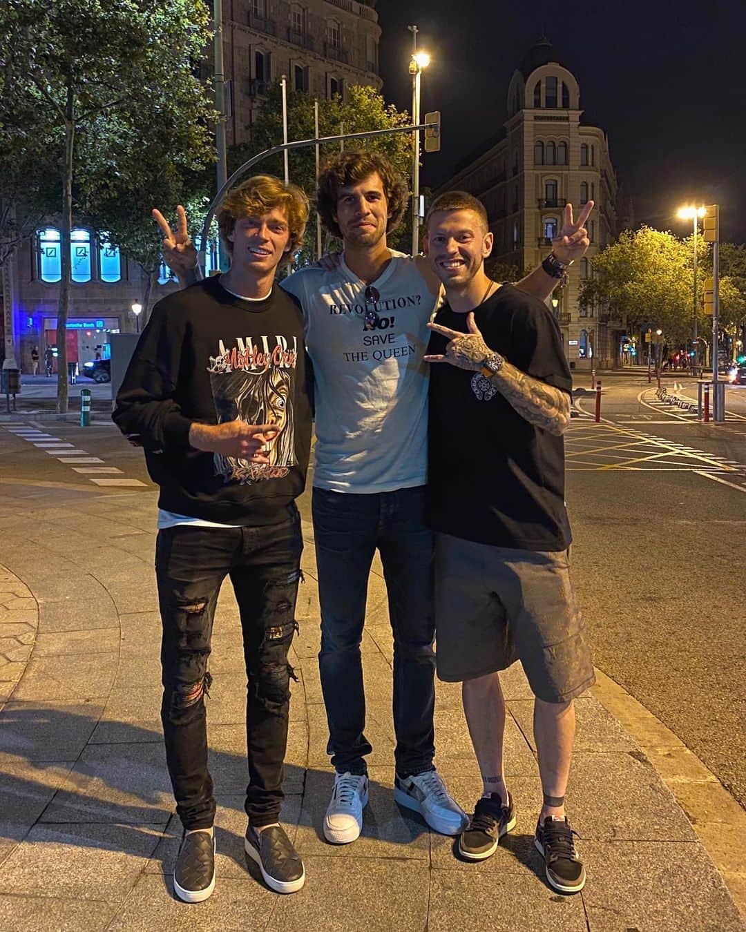 カレン・ハチャノフのインスタグラム：「Once upon a time in Barcelona🇪🇸🤘🏻✌🏻🤟🏻」