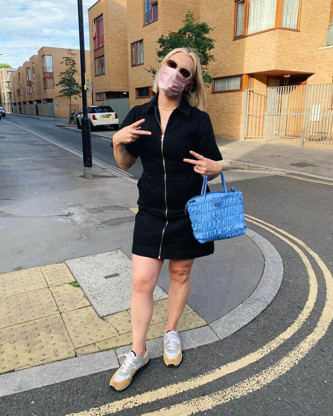 Estée Lalondeのインスタグラム：「Basically. #ELwears」