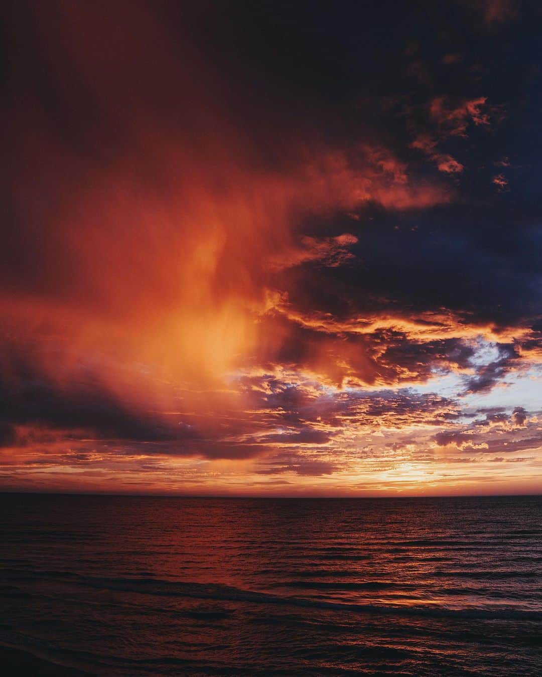 Kyle Kuiperのインスタグラム：「Stormy sunsets over Lake Michigan are my favorite 🌅🌧」