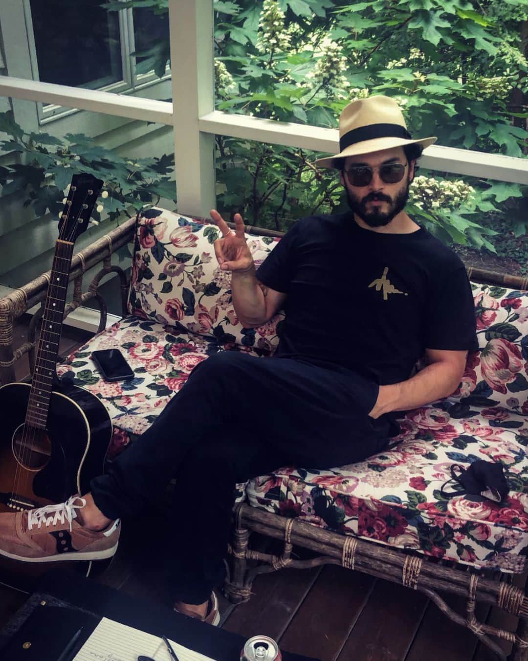 マイケル・マラーキーのインスタグラム：「oi oi fam, come hang on the porch and listen to some tunes; PLAYING IN 20 - link in bio」