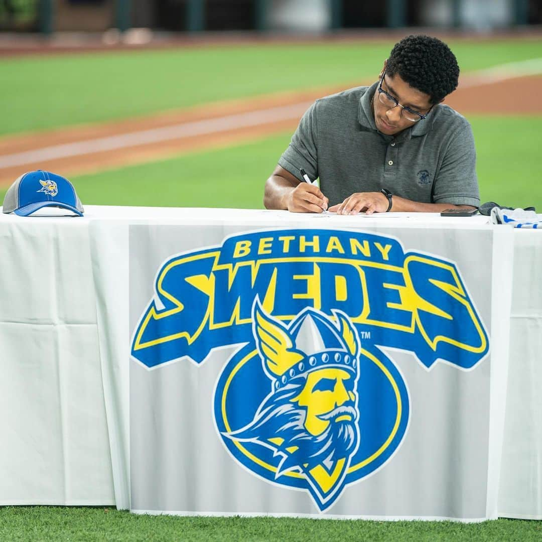 テキサス・レンジャーズさんのインスタグラム写真 - (テキサス・レンジャーズInstagram)「Today, 12 @rangersya ballplayers officially signed their letters of intent to play college ball and proudly continue their education. Best of luck in the next chapter to this special group of young people! #aheartforkids #togetherwe」7月20日 1時46分 - rangers