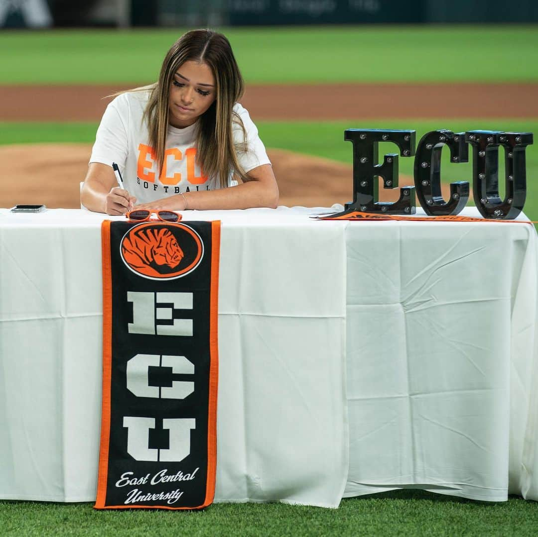 テキサス・レンジャーズさんのインスタグラム写真 - (テキサス・レンジャーズInstagram)「Today, 12 @rangersya ballplayers officially signed their letters of intent to play college ball and proudly continue their education. Best of luck in the next chapter to this special group of young people! #aheartforkids #togetherwe」7月20日 1時46分 - rangers