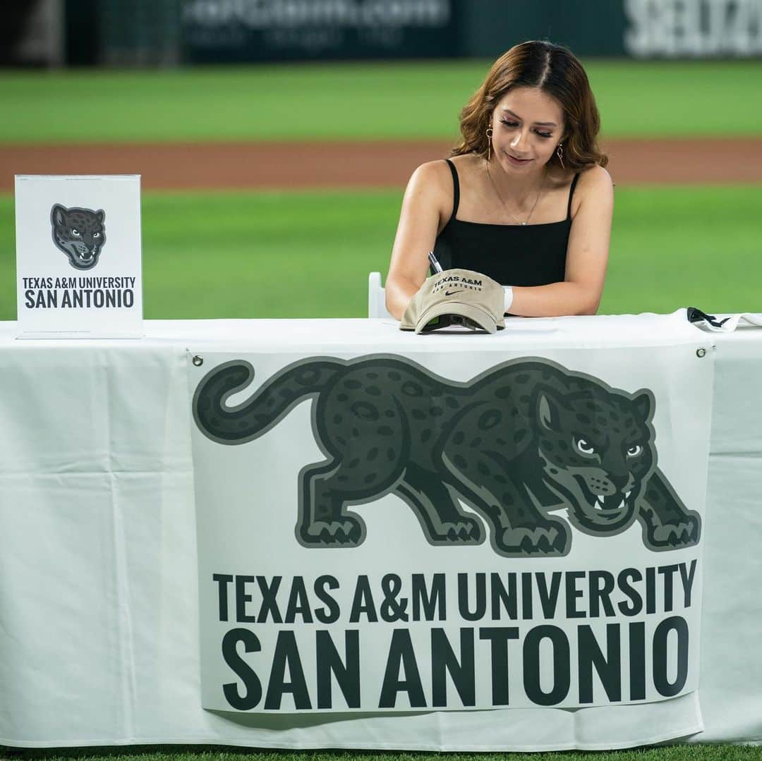 テキサス・レンジャーズさんのインスタグラム写真 - (テキサス・レンジャーズInstagram)「Today, 12 @rangersya ballplayers officially signed their letters of intent to play college ball and proudly continue their education. Best of luck in the next chapter to this special group of young people! #aheartforkids #togetherwe」7月20日 1時46分 - rangers