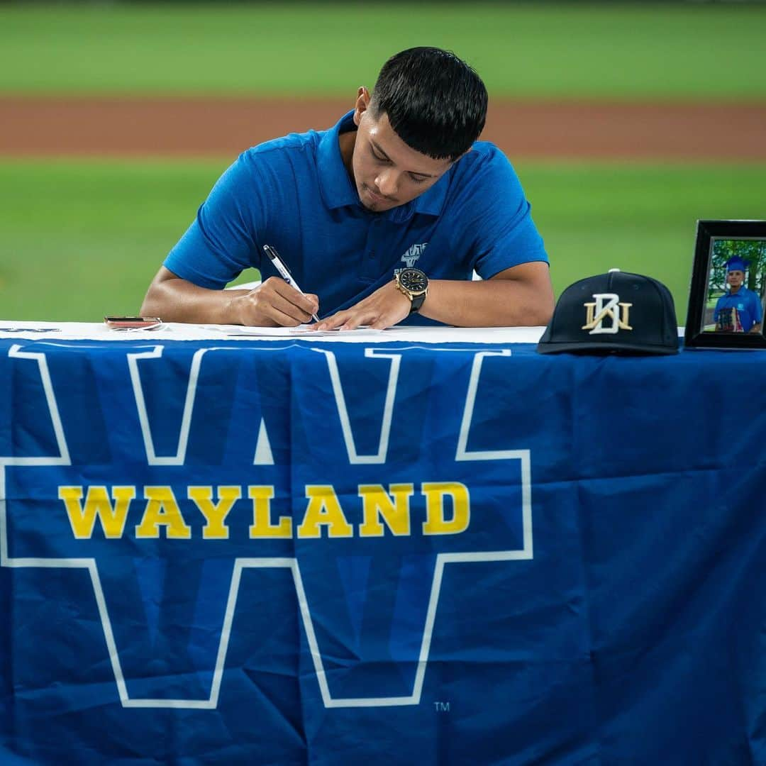 テキサス・レンジャーズさんのインスタグラム写真 - (テキサス・レンジャーズInstagram)「Today, 12 @rangersya ballplayers officially signed their letters of intent to play college ball and proudly continue their education. Best of luck in the next chapter to this special group of young people! #aheartforkids #togetherwe」7月20日 1時46分 - rangers