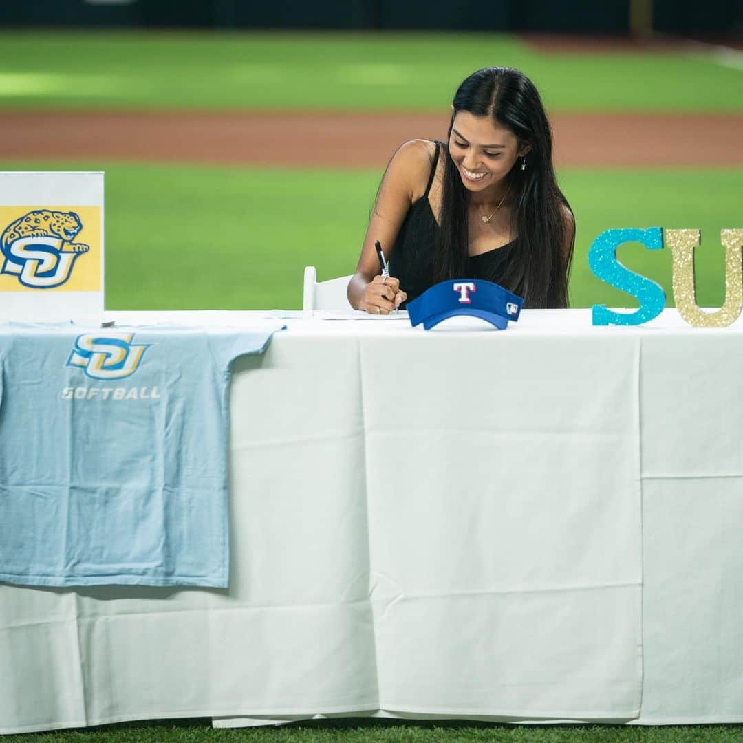 テキサス・レンジャーズさんのインスタグラム写真 - (テキサス・レンジャーズInstagram)「Today, 12 @rangersya ballplayers officially signed their letters of intent to play college ball and proudly continue their education. Best of luck in the next chapter to this special group of young people! #aheartforkids #togetherwe」7月20日 1時46分 - rangers