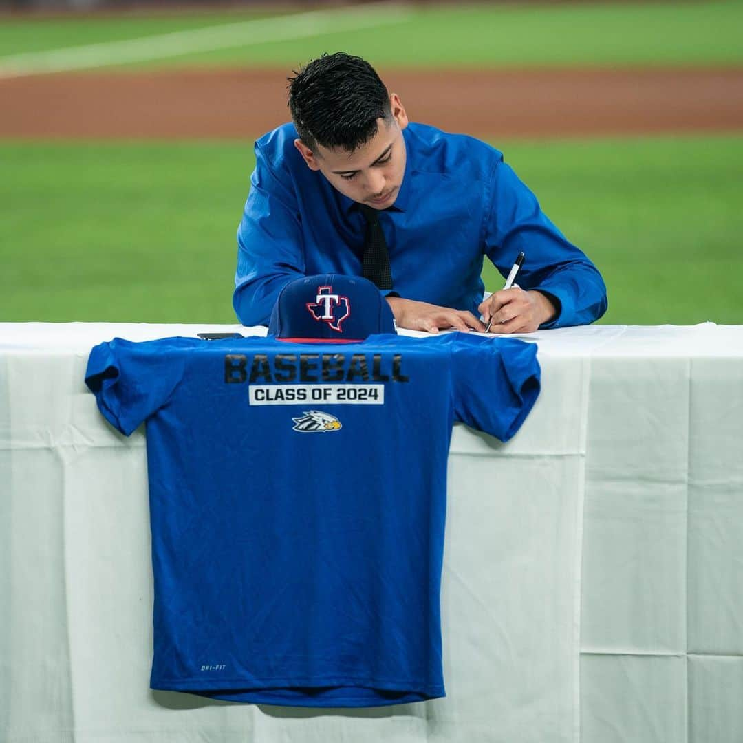 テキサス・レンジャーズさんのインスタグラム写真 - (テキサス・レンジャーズInstagram)「Today, 12 @rangersya ballplayers officially signed their letters of intent to play college ball and proudly continue their education. Best of luck in the next chapter to this special group of young people! #aheartforkids #togetherwe」7月20日 1時46分 - rangers