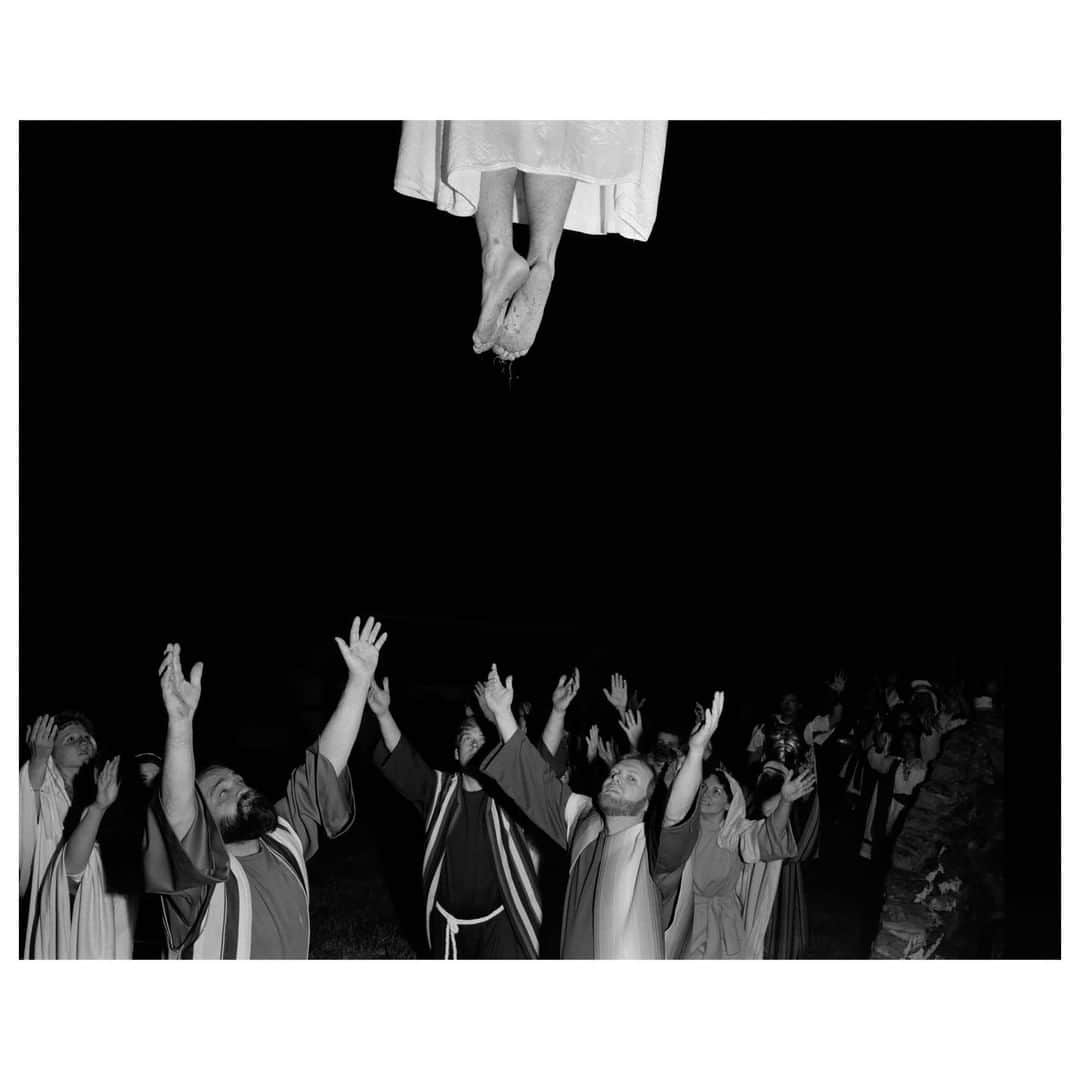 Magnum Photosさんのインスタグラム写真 - (Magnum PhotosInstagram)「"Every night approximately 4000 spectators come to see the show. The cast consists of about 200 volunteer actors who live in the town and have their normal jobs during the day, at night they play the life of Jesus. Their is a reserve Jesus actor in case the first one gets ill. The city of Jerusalem was partly reconstructed and serves as a decor. There is also a Bible land and a 40-meter high Christ statue (Christ of the Ozark's). 1990." - @carldekeyzer⁠ .⁠ Carl De Keyzer’s 1990 trip to Eureka Springs, Arkansas, documented the town that tells the story of Christ six months out of the year.⁠ .⁠ Read the full story and see a selection of images at the link in bio.⁠ .⁠ PHOTO: The Great Passion Play rehearsal, Bible Land. Eureka Springs, USA. 1990.⁠ .⁠ © @carldekeyzer/#MagnumPhotos」7月20日 2時01分 - magnumphotos