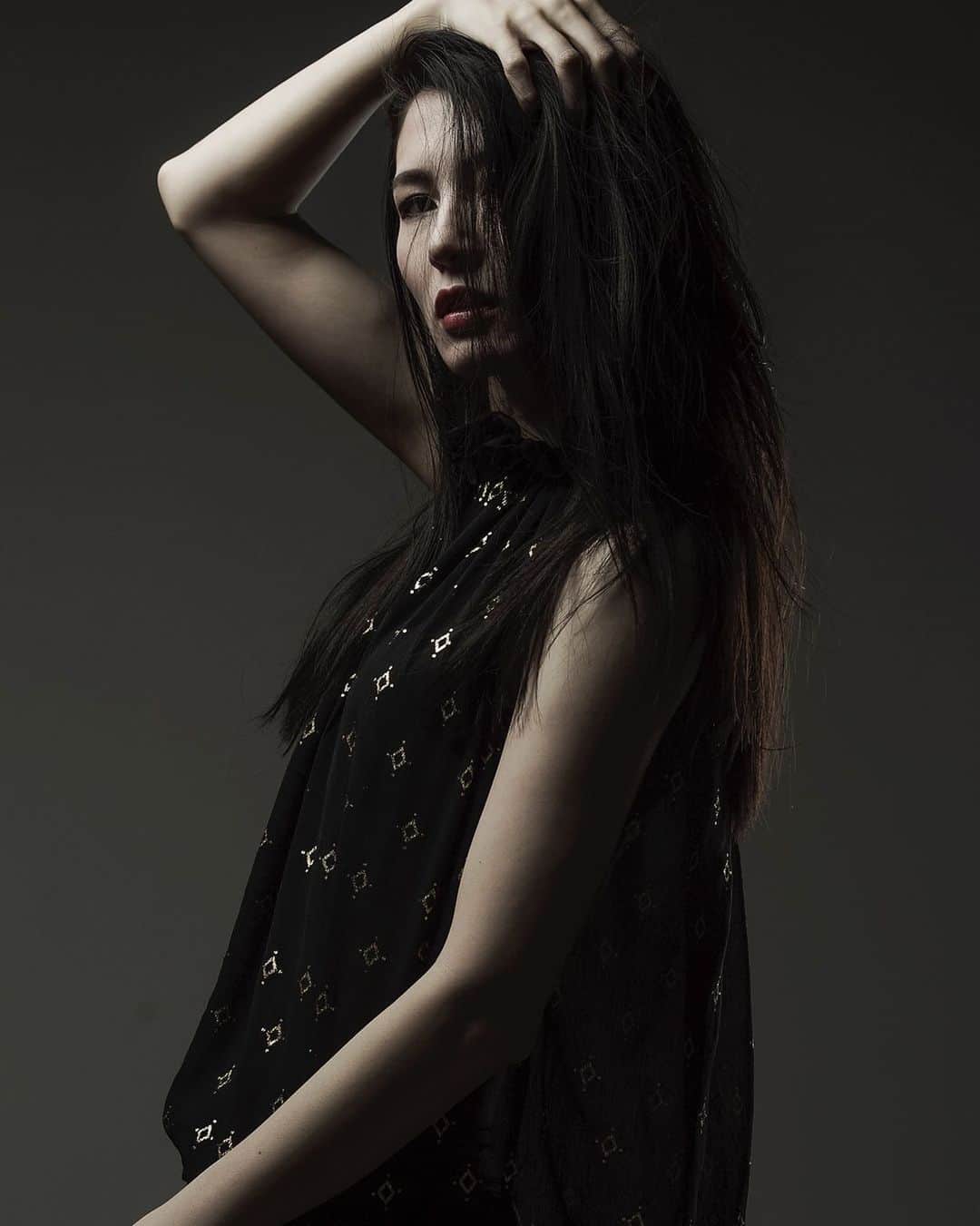 のインスタグラム：「♡﻿ ﻿ 思い出に浸る。﻿ ﻿ ﻿ ﻿ ﻿ #japan #aichi #model #portraitmodel  #photo #photography #portraitphoto #modestyle #beauty #sexy #shooting #instadaily #instafashion #fashion #love  #me #y_n_yumi  #yuminakata #中田有美 #日本 #福岡 #愛知 #モデル #撮影 #作品撮り #写真」
