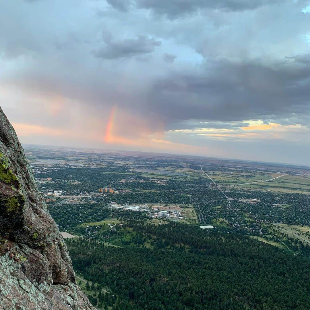 ニーナ・ウィリアムズさんのインスタグラム写真 - (ニーナ・ウィリアムズInstagram)「The Front Range put on quite a show for @bellabellarojas @hhhhiram and @marie_louise_ ‘s first time up the flatirons. Definitely one of the prettiest sunsets I’ve seen up there. We even got a rainbow! 🌈✨ Great views for a great crew. So proud of everyone’s calm, cruiser attitudes. Can’t wait to do it again 😊 . 📸 @james_lucas 💛💛 #climbing #firstflatiron #bouldercolorado @thenorthface @thenorthface_climb @scarpana @organicclimbing  @gnarlynutrition」7月20日 2時08分 - sheneenagins