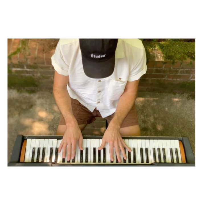 アーネスト・グリーンのインスタグラム：「Sunday morning synth meditation with the birds. One of my favorite Eno tunes. Found a leak of the original Dx7 patch from the recording. Could play for hours....」