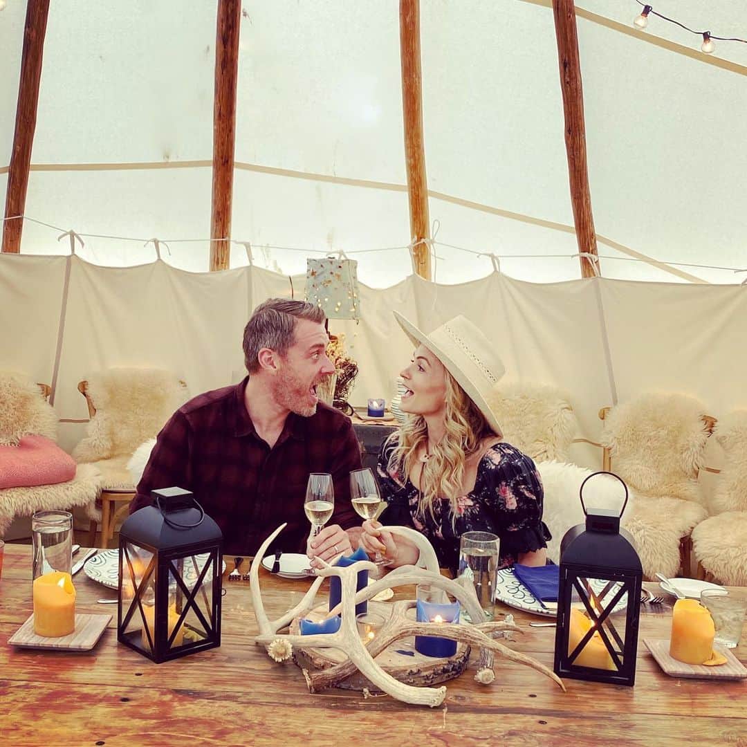 リンジー・ゴートのインスタグラム：「yesterday we celebrated five years of marriage, but really every day we celebrate how lucky we are to have eachother, especially in scary times like now. find joy, spread love, and never take a moment for granted. we don’t get this time back. spend it wisely. ❤️」