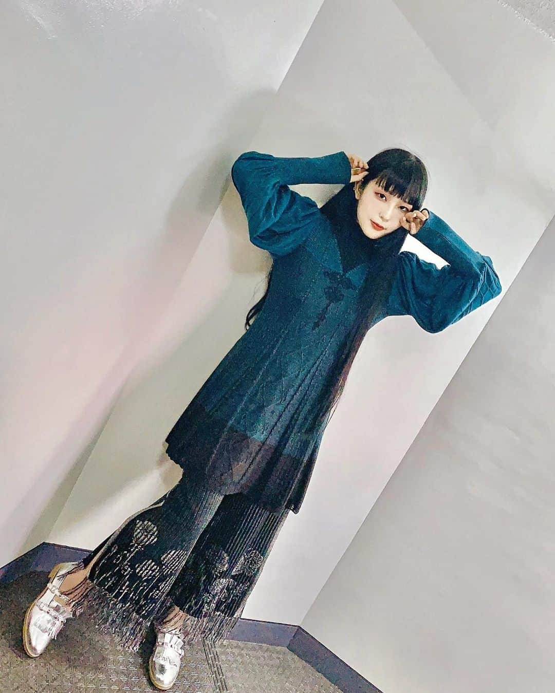 東佳苗さんのインスタグラム写真 - (東佳苗Instagram)「rurumu: 2020autumn&winter snap🌧🌌 rurumu:アトリエにて関係者の方をお呼びして20awのアトリエ展を開催した時のsnapです✴︎✴︎✴︎   daoko/artist @daoko_official  . しらい/model・歌手(153㎝) @she_is_lie   daokoちゃんとしらいちゃんが偶然邂逅したのでエリカちゃんに撮ってもらいました🥰🦋💙 二人はまさかの同じ誕生日…🧚🏻‍♀️🎂❣️  #rurumu #rurumu2020aw #rurumusnap #rurumu2020ss」7月20日 2時13分 - usagi_kanae