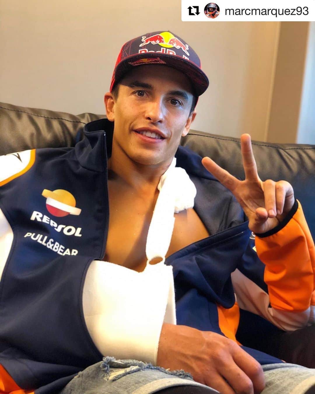 レプソル・ホンダのインスタグラム：「#Repost @marcmarquez93 ・・・ A veces las cosas no salen como uno espera pero lo más importante es levantarse y seguir adelante. Espero que hayáis disfrutado de la remontada! Ahora me toca pasar por el quirófano el próximo martes y fijar la fractura de húmero. Os prometo que volveré lo antes posible con más fuerza! 💪🏼 Sometimes things don't go as you expect, but the most important thing is to get back up and move on. I hope you enjoyed the comeback! Now I have to go to the operating room on Tuesday and fix the fracture of my right humerus. I promise you all that I will come back as soon as possible, and even stronger! 💪🏼 #MM93 #SpanishGP」