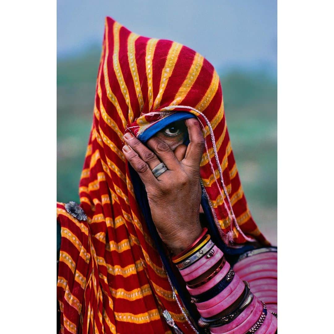 スティーブ・マカリーさんのインスタグラム写真 - (スティーブ・マカリーInstagram)「A shepherdess covers her face in modesty. #Rajasthan, #India, 1983.  #SteveMcCurry #SteveMcCurryIndia」7月20日 2時27分 - stevemccurryofficial
