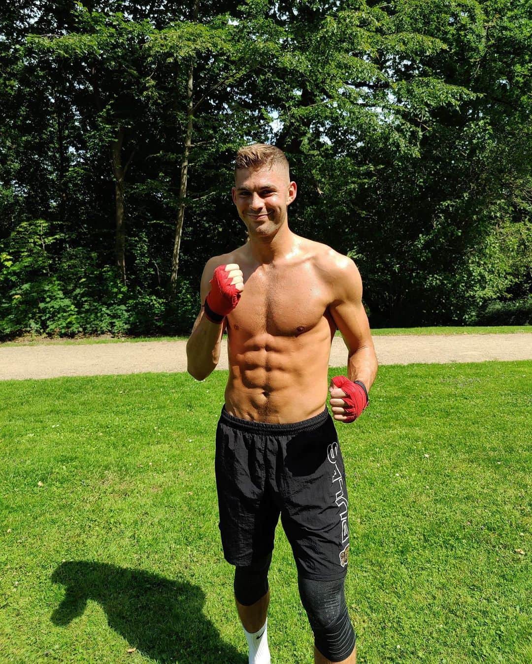 エミル・ベルグレーンのインスタグラム：「Feeling lethal after a tough @mikkelrathsach kickboxing session 😄🥊🥊」