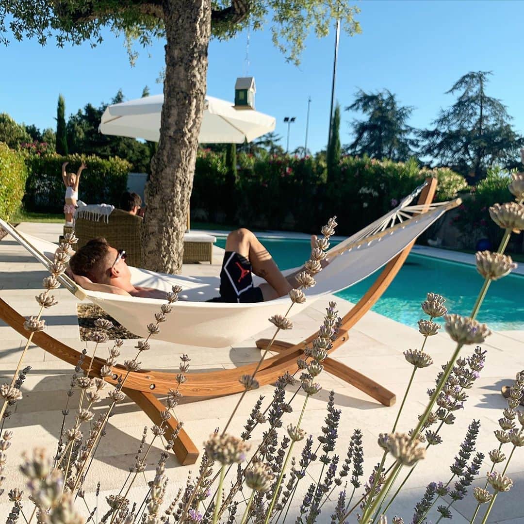 ミケーレ・カンポレーゼのインスタグラム：「A day with the family ❤️#pickoftheday#familyday#home#relax#bellegiornate#lovefamily#estate2020#beautifulday#Tuscany」