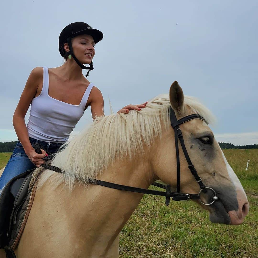 メリティナ・スタニウタさんのインスタグラム写真 - (メリティナ・スタニウタInstagram)「🐎🐴 ⠀ #horse #girl #belarus #nature #samsungbelarus #galaxyzflip #summer #summee2020 #лошадь」7月20日 2時55分 - melitinastaniouta