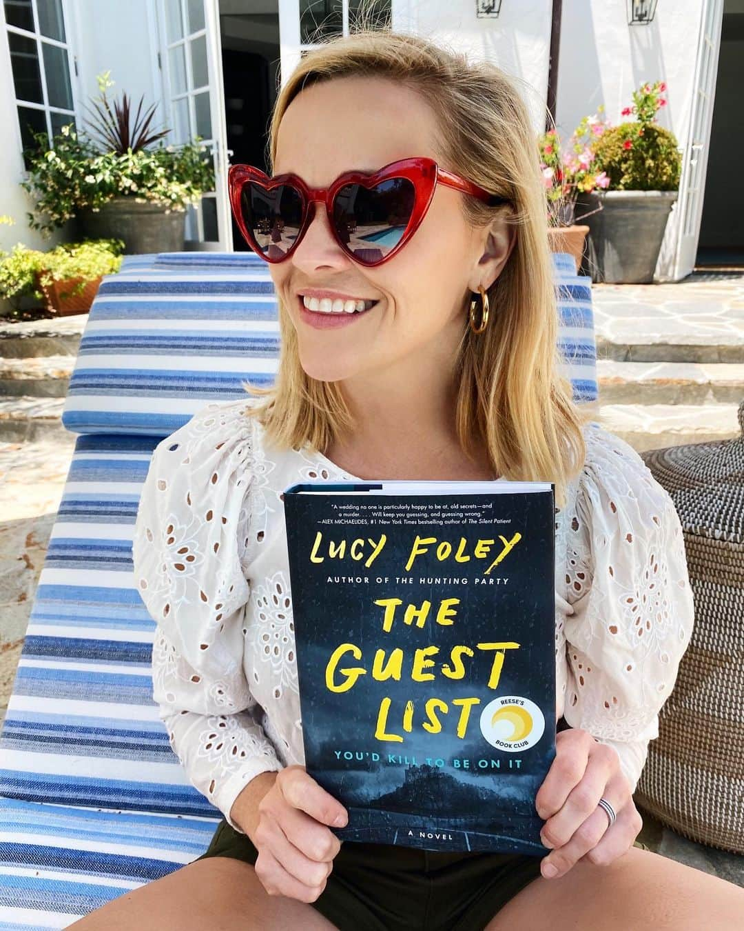 リース・ウィザースプーンさんのインスタグラム写真 - (リース・ウィザースプーンInstagram)「Are you guys reading #TheGuestList by @lucyfoleyauthor?  If you love a great page-turner-that-keeps-you-guessing-til-the-end book... this is a Must Read! 📚#summerreading @reesesbookclub」7月20日 2時57分 - reesewitherspoon