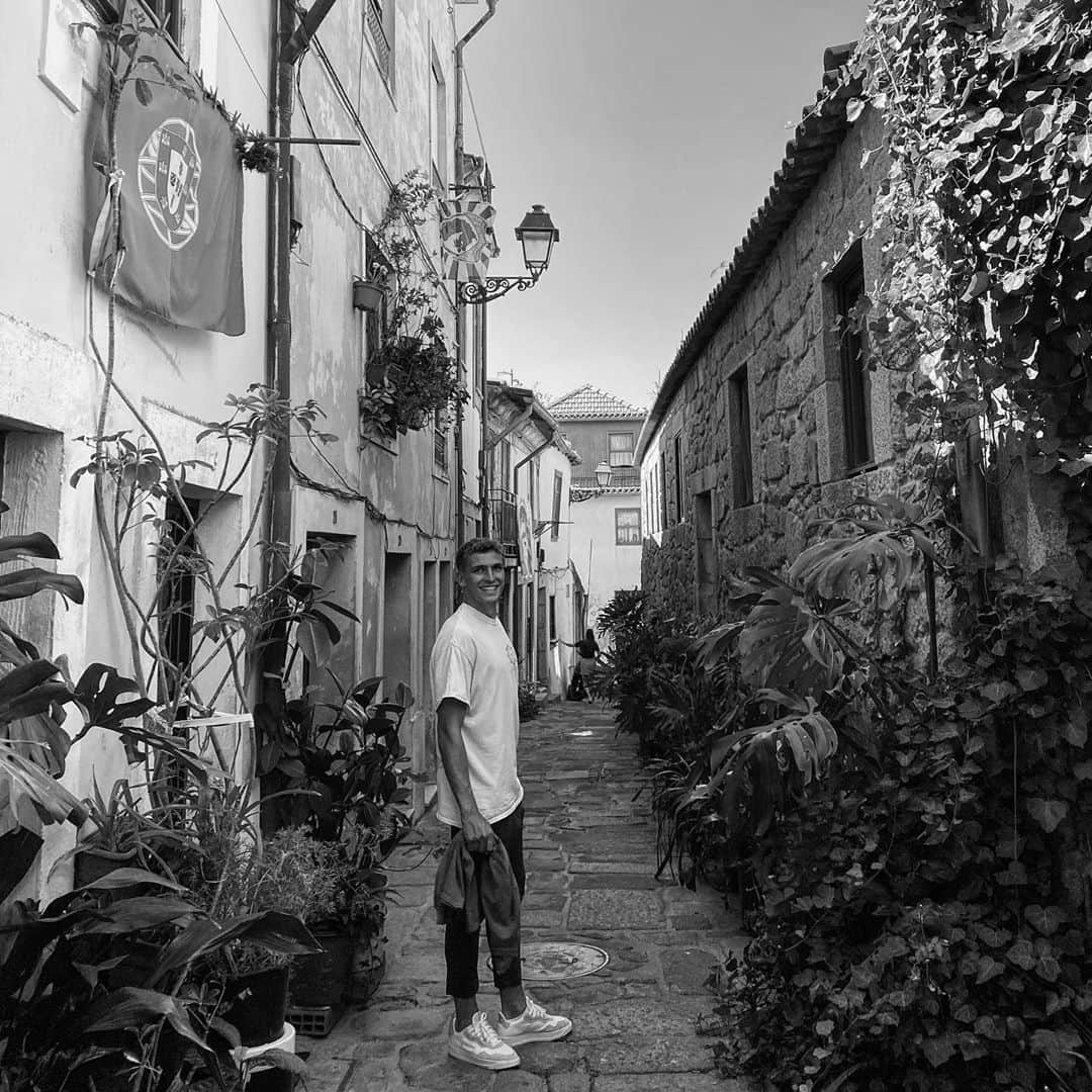 グリシャ・プレメルさんのインスタグラム写真 - (グリシャ・プレメルInstagram)「Hanging around in Porto 🦦  #porto #vacation #rioduoro」7月20日 3時03分 - grischaproemel