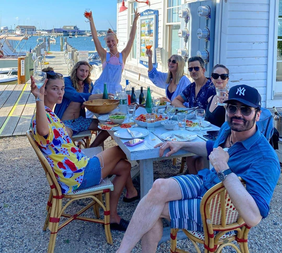 クリスティ・ブリンクリーさんのインスタグラム写真 - (クリスティ・ブリンクリーInstagram)「Chillin on the water with my BAY-Bees🌊🥂🍾 #gardinersbay #shelterisland」7月20日 3時09分 - christiebrinkley