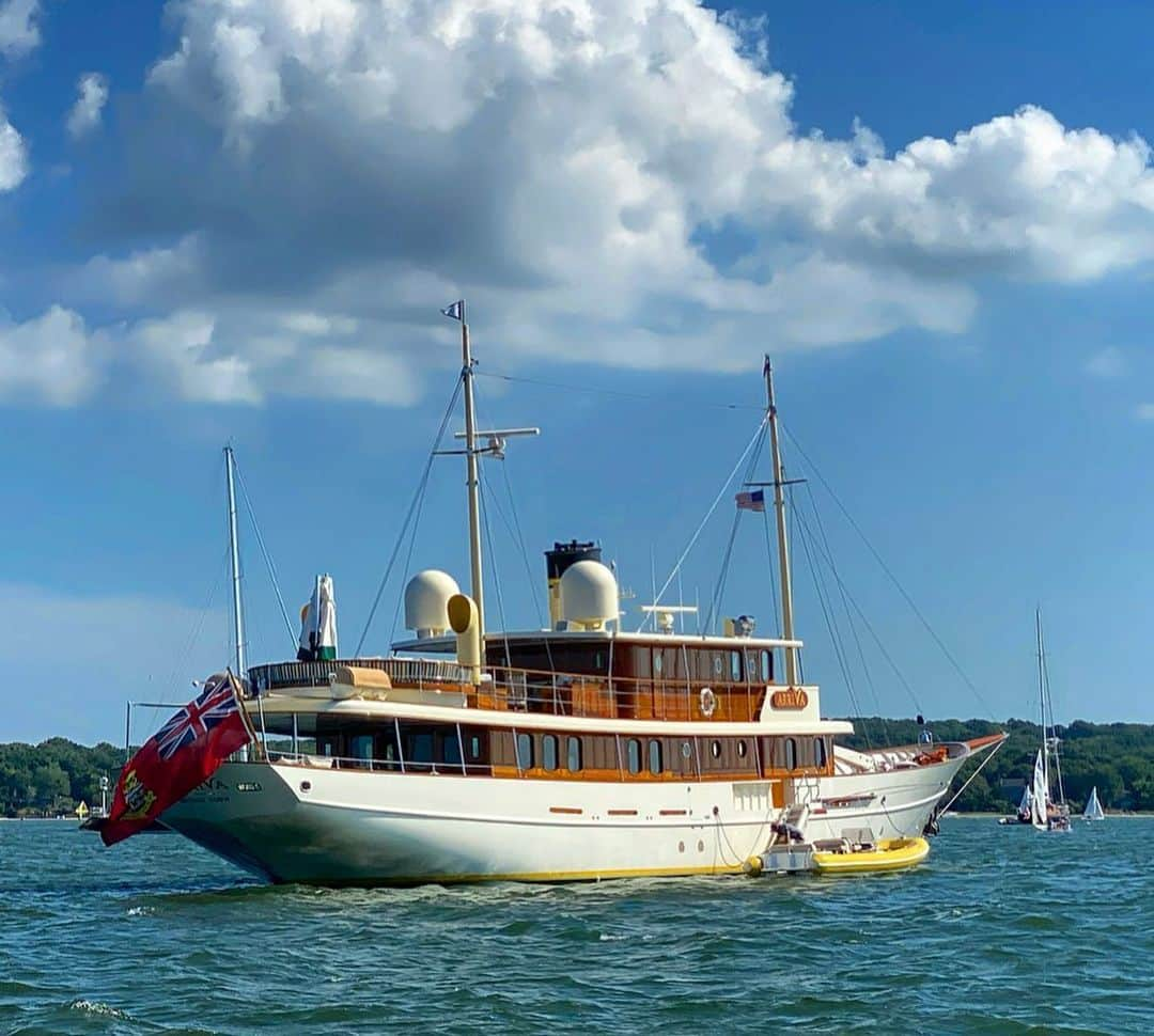 クリスティ・ブリンクリーさんのインスタグラム写真 - (クリスティ・ブリンクリーInstagram)「Chillin on the water with my BAY-Bees🌊🥂🍾 #gardinersbay #shelterisland」7月20日 3時09分 - christiebrinkley