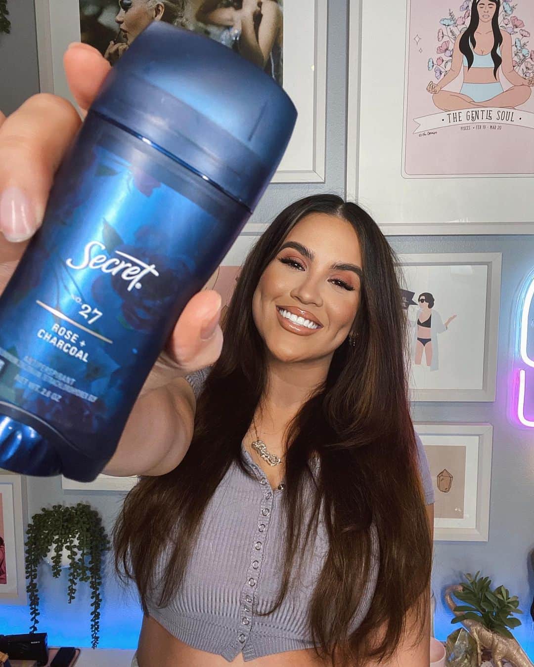 N I C O L E.のインスタグラム：「Revamping our home is basically a workout so I’m using Secret with Essential Oils because it smells so good and keeps me from sweating too much. You can get it in stores nationwide @secretdeodorant #AllStrengthNoSweat #SecretDeoPartner 💙 NEW VLOG IS UP 💙 link in stories.」