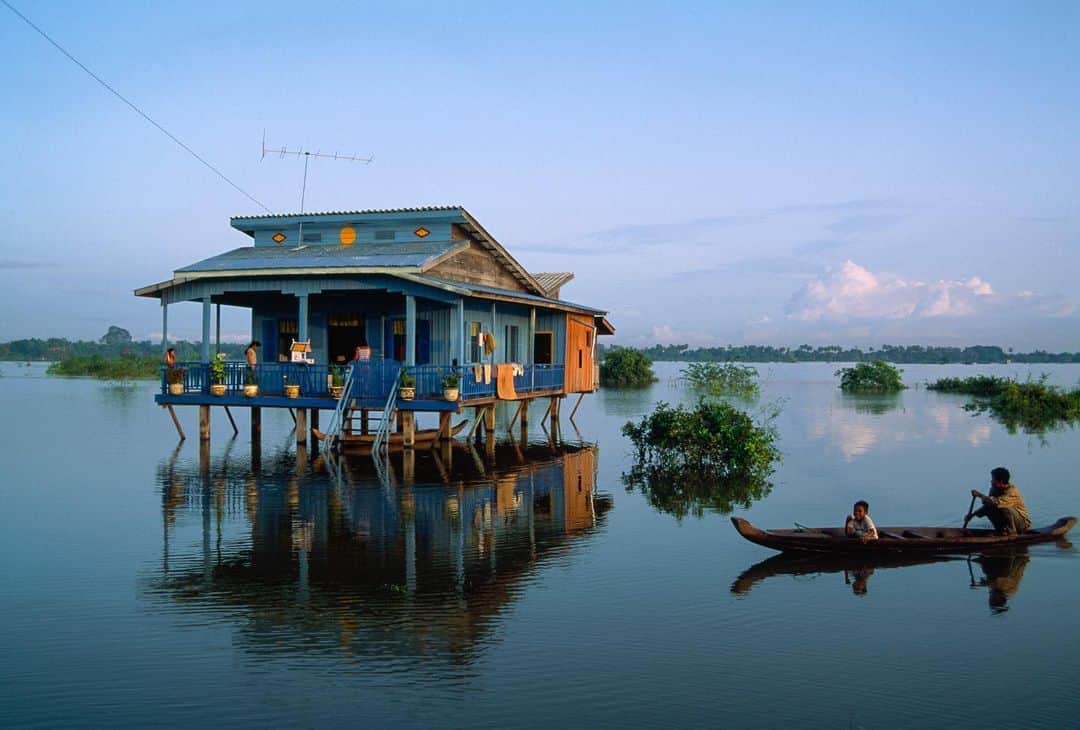 Michael Yamashitaさんのインスタグラム写真 - (Michael YamashitaInstagram)「A tale of two seasons: stilt houses weather the Mekong’s ups and downs, during the wet and dry seasons. This home near Phnom Penh was photographed in February’s drought and Octobers floods. We hope this year’s rainy season which started last month will bring long and heavy downpours to bring the river back to healthy levels. #mekongriver #mekong #monsoons #monsoonseason #phnompenh #cambodia   From the book, “Mekong: A Journey on the Mother of Waters” — a limited number of signed copies of this out-of-print book are available to purchase from our website michaelyamashita.com or thru the link in our profile.」7月20日 3時22分 - yamashitaphoto