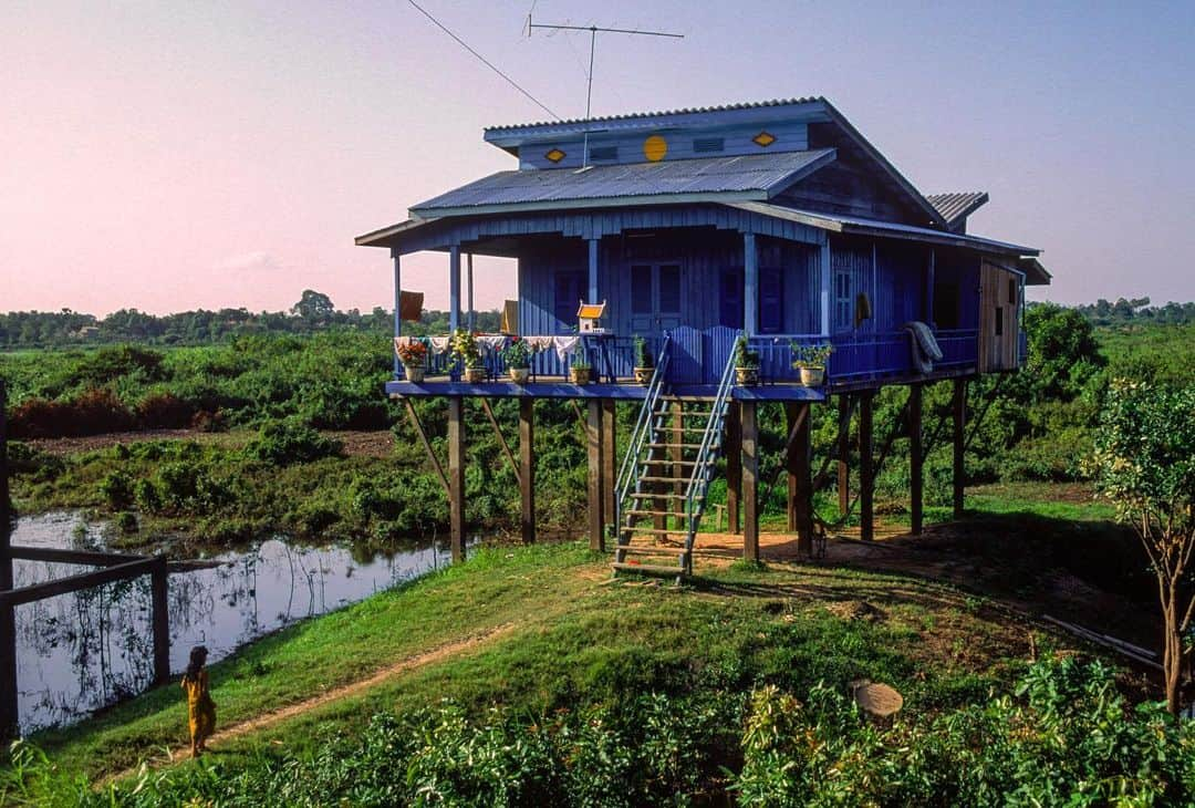 Michael Yamashitaさんのインスタグラム写真 - (Michael YamashitaInstagram)「A tale of two seasons: stilt houses weather the Mekong’s ups and downs, during the wet and dry seasons. This home near Phnom Penh was photographed in February’s drought and Octobers floods. We hope this year’s rainy season which started last month will bring long and heavy downpours to bring the river back to healthy levels. #mekongriver #mekong #monsoons #monsoonseason #phnompenh #cambodia   From the book, “Mekong: A Journey on the Mother of Waters” — a limited number of signed copies of this out-of-print book are available to purchase from our website michaelyamashita.com or thru the link in our profile.」7月20日 3時22分 - yamashitaphoto