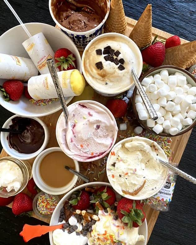 Whole Foods Marketさんのインスタグラム写真 - (Whole Foods MarketInstagram)「Must. Have. A. Sundae. Board. Awesome, because ice cream and frozen treats are 35% off, July 15-28, for Prime members. Grab a spoon and celebrate #nationalicecreamday!」7月20日 3時23分 - wholefoods