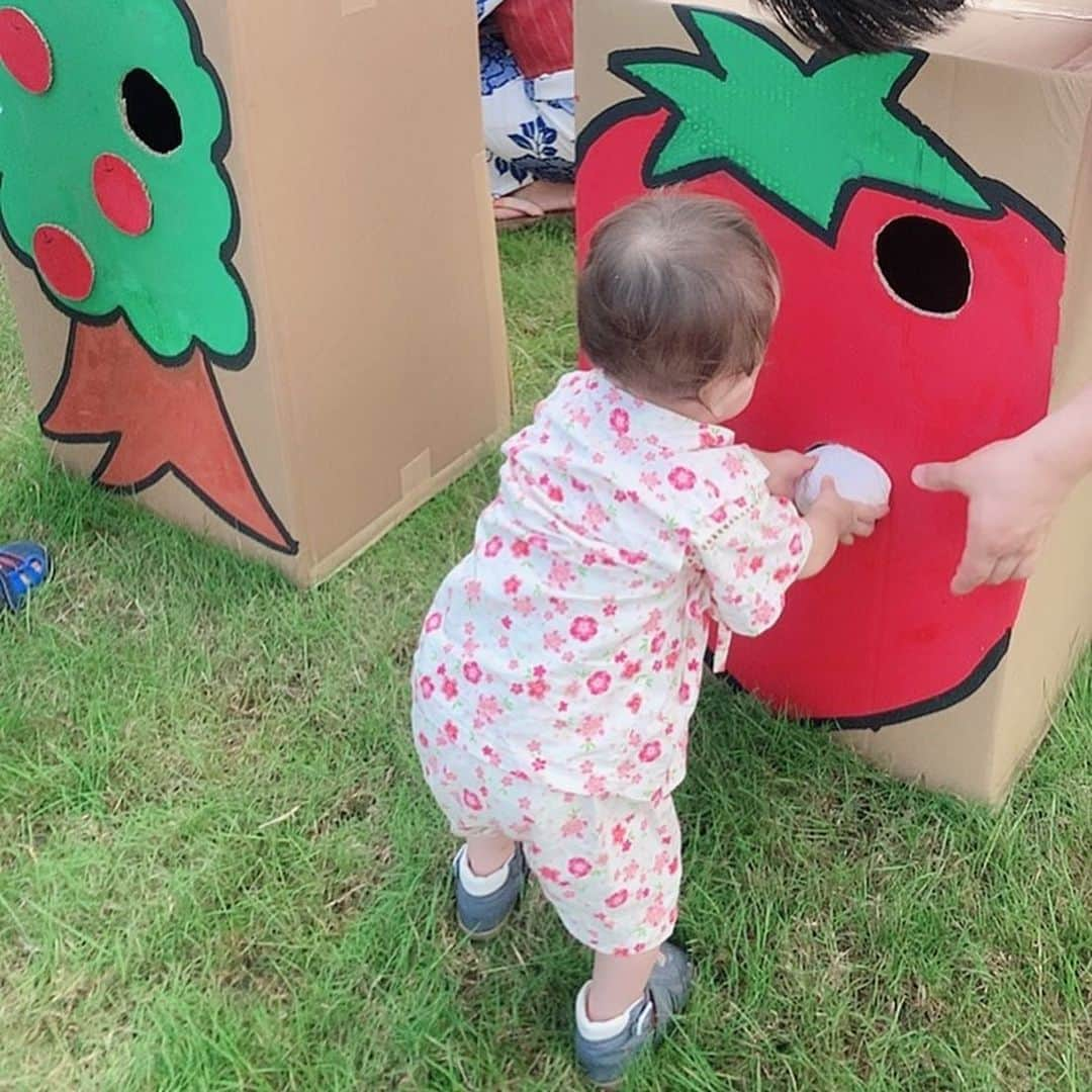 澤野井香里さんのインスタグラム写真 - (澤野井香里Instagram)「子供たちが楽しみにしてた夏祭り♪﻿ ﻿ 今年はいろんなイベントが中止で寂しいけど、心配してたお天気にも恵まれ密を避けて縮小されながらも開催されて^ ^ ﻿ ゲームしてたくさん景品🎁もらったり、ポップコーン🍿やかき氷🍧食べたり、お友達にもたくさん会えてそれはそれは楽しそうだった🥰﻿ ﻿ 去年はずっと抱っこ紐の中だったMが今年は浴衣👘を着てあちこち自由に歩き回り、一人でゲームにも参加できたり成長を感じれたなぁ👶﻿ ﻿ 最近は思い通りにならないと所構わず地面に寝転がっていじけてしまうM💦﻿（覗き込んでSが慰めて手を引いてあげて優しい笑） ﻿ 自己主張が出てきて可愛くもあり、手を焼くお年頃になってきた😂﻿ ﻿ #ks_20✨ #ベビフル #ママリ #コドモノ #関西ママ #京都ママ #女の子ママ #男の子ママ　#ママライフ　#年少　#4歳　#1歳　#夏祭り　#S⭐️_ #M🍒_  #s⭐️m🍒」7月20日 3時23分 - kaori_sawanoi