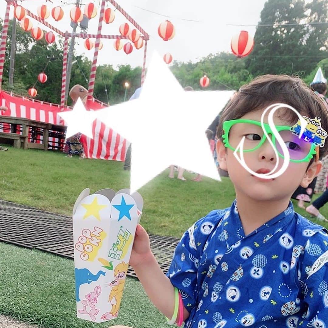 澤野井香里のインスタグラム：「子供たちが楽しみにしてた夏祭り♪﻿ ﻿ 今年はいろんなイベントが中止で寂しいけど、心配してたお天気にも恵まれ密を避けて縮小されながらも開催されて^ ^ ﻿ ゲームしてたくさん景品🎁もらったり、ポップコーン🍿やかき氷🍧食べたり、お友達にもたくさん会えてそれはそれは楽しそうだった🥰﻿ ﻿ 去年はずっと抱っこ紐の中だったMが今年は浴衣👘を着てあちこち自由に歩き回り、一人でゲームにも参加できたり成長を感じれたなぁ👶﻿ ﻿ 最近は思い通りにならないと所構わず地面に寝転がっていじけてしまうM💦﻿（覗き込んでSが慰めて手を引いてあげて優しい笑） ﻿ 自己主張が出てきて可愛くもあり、手を焼くお年頃になってきた😂﻿ ﻿ #ks_20✨ #ベビフル #ママリ #コドモノ #関西ママ #京都ママ #女の子ママ #男の子ママ　#ママライフ　#年少　#4歳　#1歳　#夏祭り　#S⭐️_ #M🍒_  #s⭐️m🍒」