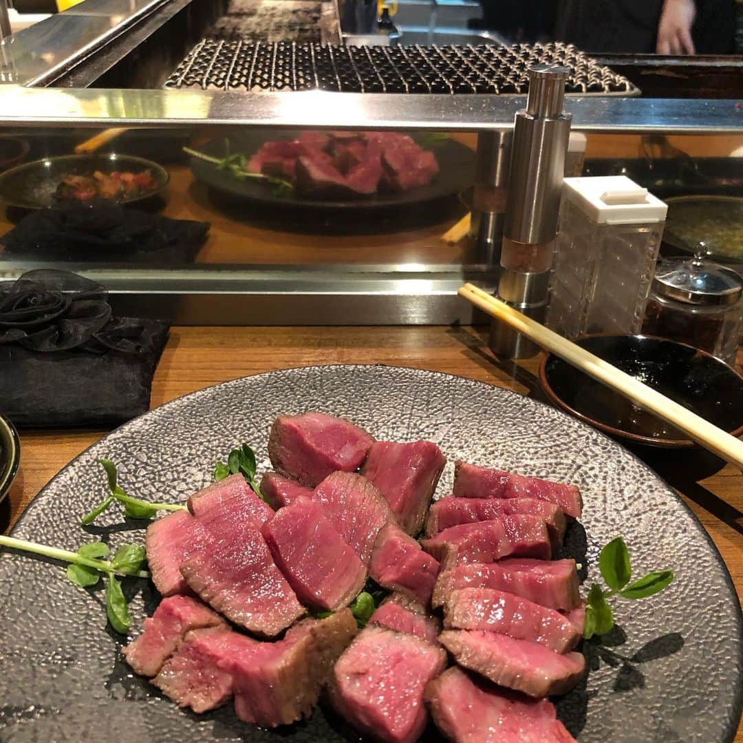 やまだひさしさんのインスタグラム写真 - (やまだひさしInstagram)「孤独じゃないグルメ 今日はとにかく肉を喰らう。炭火カウンターでゆっくり焼いていく赤身はワサビと塩胡椒だけで旨味充分！これで明日も頑張れる。 #やまだひさし　#ラジオ　#DJ #グルメ　#ノマド　#最近　#すっかり　#肉食　#明日は　#やきとり」7月20日 3時53分 - yamadamic