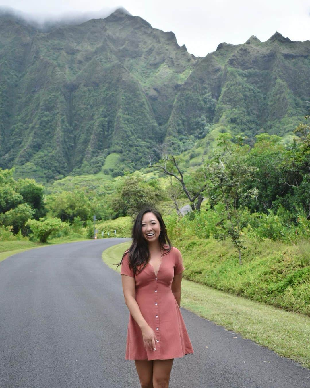 ケーシー・コモトのインスタグラム：「weekend strolls 🌿✨  ~~~~~~~~~~~~~~~~~~~~~~~~~~~~~~~~~~~~~~ In high school, I used to look up at these mountains all the time at practice but it never occurred to me then how pretty and unique a sight like this is...funny how I’ve lived here most of my life yet I’m still finding new spots around the island to visit 💚  • • • #hawaii #oahu #luckywelivehawaii #hoomaluhiabotanicalgarden #ハワイ #休みの日 #オアフ #女子プロ #プロゴルファー」