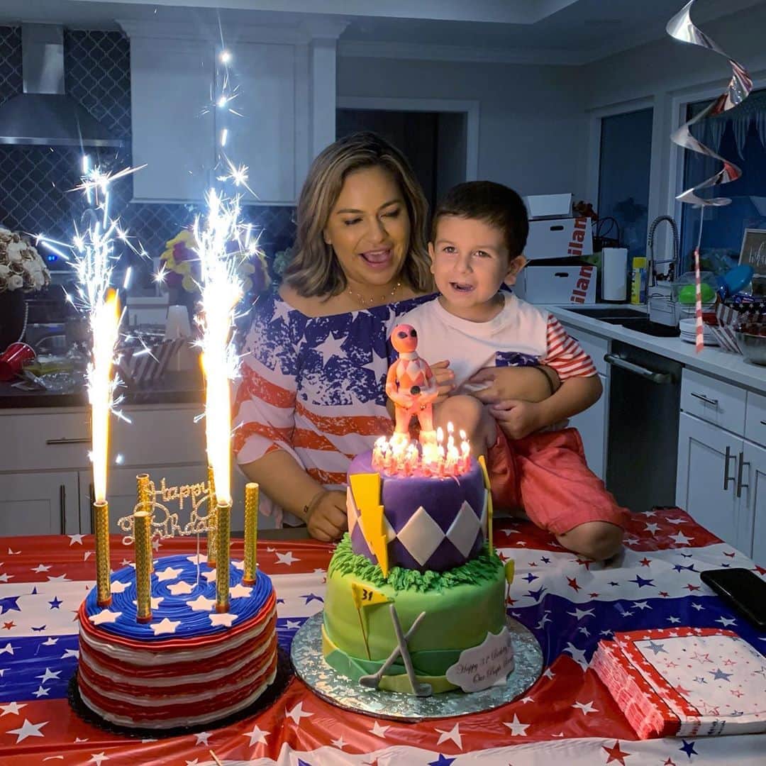 リセット・サラスのインスタグラム：「𝕎𝕠𝕨!! 📆 2020 is one for the books! Surprise after surprise ... after surprise💚🎂🖤🍪🚗🎺🎇🇺🇸 Thank you to everyone for the love the past few days, couldn't have asked for a better bday. Here we go 3️⃣1️⃣...」