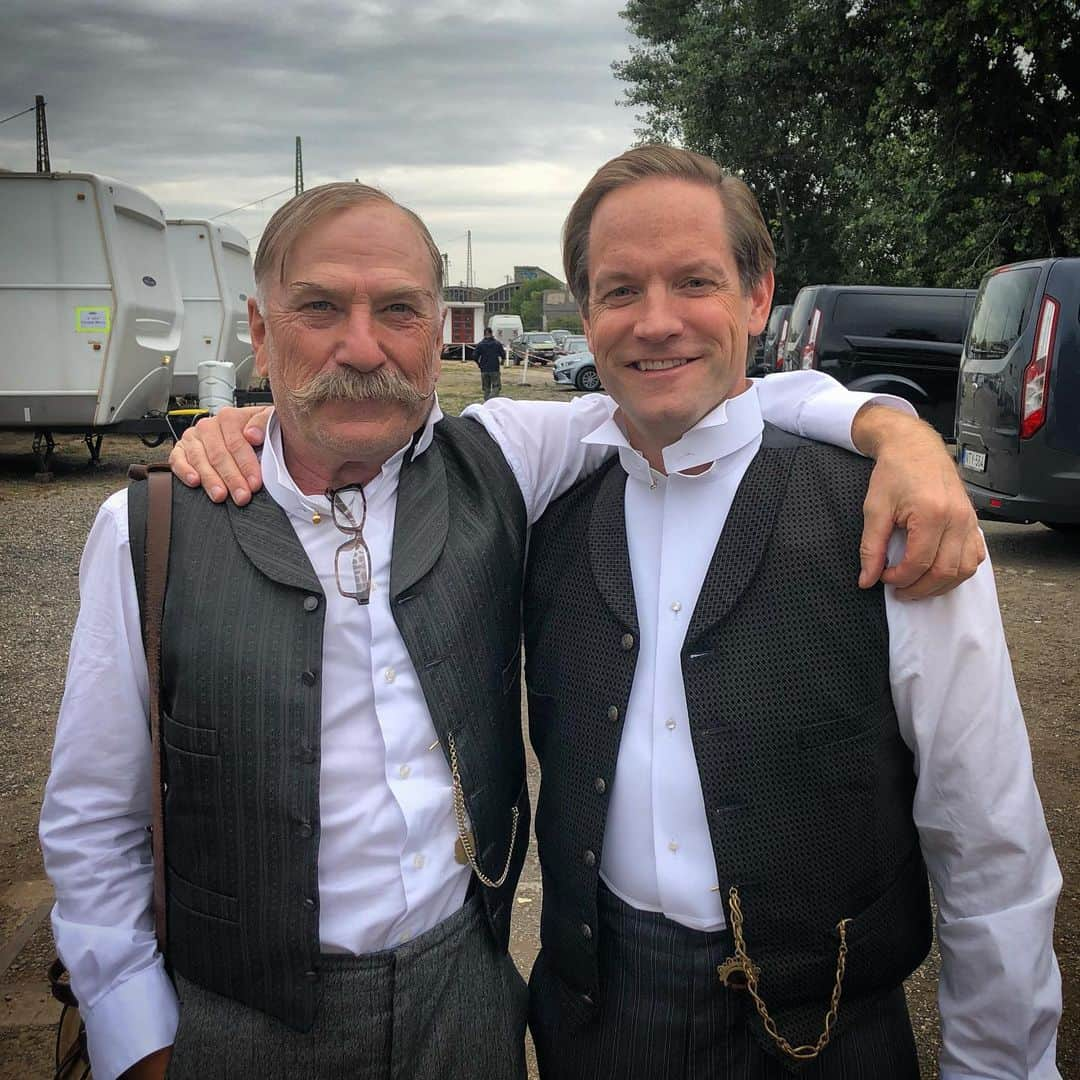 マット・レッシャーのインスタグラム：「Reason number ? to check out The Alienist tonight. Ted Levine, ladies and gentlemen. The Ohio cowboy. Every day on set was an adventure. One morning he fashioned a surprisingly powerful blow gun with just spare parts laying around the green room. Don’t think he wouldn’t use it either. #thealienist #tedlevine #notkiddingabouttheblowgun」