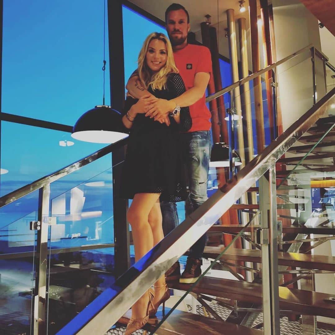 ケヴィン・グロスクロイツのインスタグラム：「Vielen dank für die ganzen Glückwünsche . Ich bin mal wieder einfach überwältigt. Von der Familie bis zu allen Ex Mitspielern und mein Verein BVB. Vom Hausmeister, über den Klempner und weiter bis zum Arzt. Vom Fan bis zum Ultra und  vom arbeitslosen bis zum Millionär. Und genau das macht mich stolz. Da sieht man das man vieles im Leben richtig gemacht hat und mit der Ehrlichkeit weit kommt. Das ist mir mehr wert als alles andere. Ich werde nie über einen Menschen schlecht urteilen wegen seinem Äußeren, seinem Job, weil er vllt. arbeitslos ist oder weil er irgendeiner Gruppe angehört. Ganz im Gegenteil, WIR sind alle gleich und das Wichtigste ist das man zusammenhält und ehrlich ist. Für immer einer von EUCH Freunde und Fans 😘💯  Euer Fisch 🤜🏻🤛🏻💯」