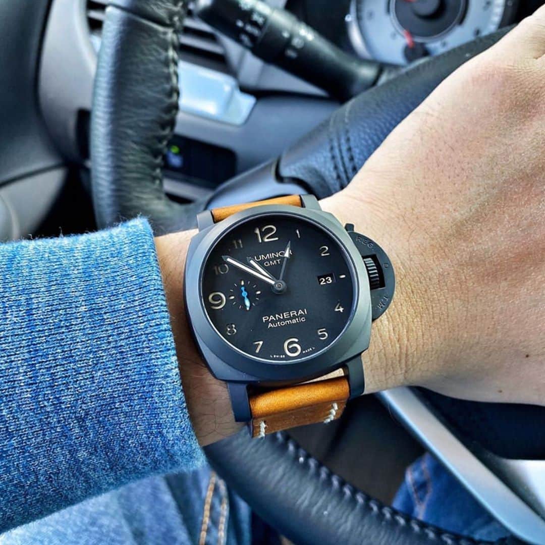 パネライのインスタグラム：「How sexy is this #Panerai #PAM1441 Ceramic GMT Luminor? The strap combo is perfect as well, like some good chocolate and caramel. Pic by my good buddy @lifeofawis #paneraicentral」