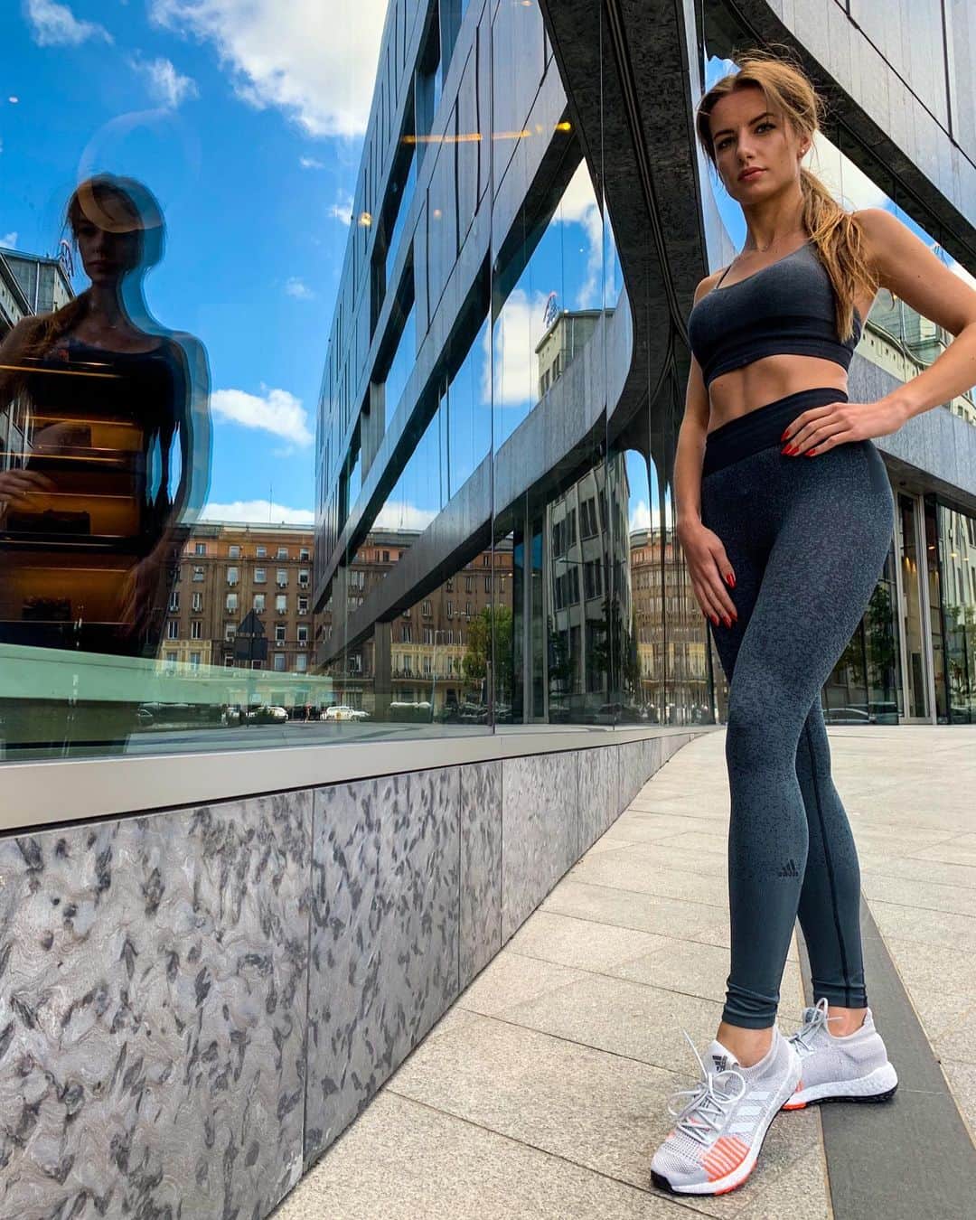Karolina Bojarさんのインスタグラム写真 - (Karolina BojarInstagram)「Urban workout 🏙🔥  #Warsaw #workout #training #runner #footballreferee #fit #messyhairdontcare #city」7月20日 4時13分 - bojarmeow